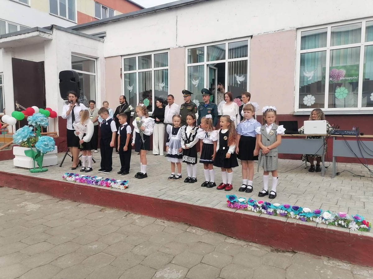 Торжественная линейка, посвященная началу учебного года, прошла в аг. Урицкое